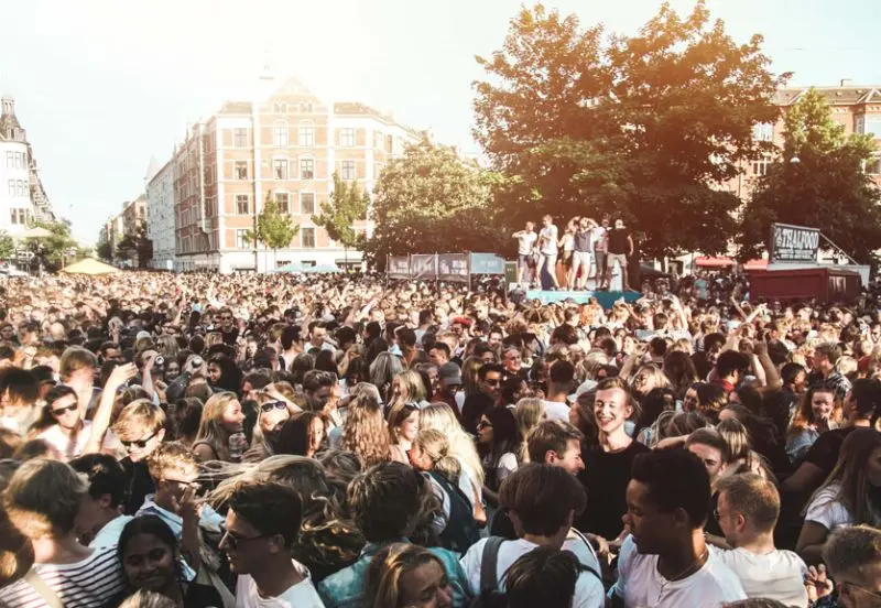 Menneskemængde ved Distortion gadefestival
