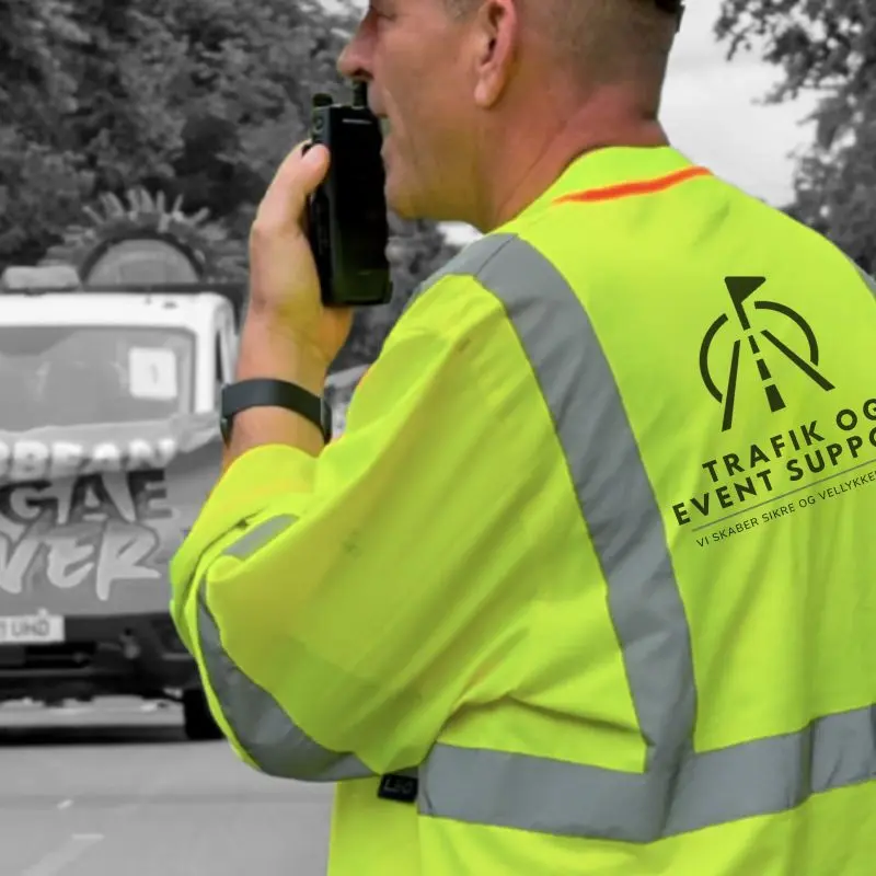 Medarbejder fra Trafik og Event Support koordinerer trafik ved et arrangement