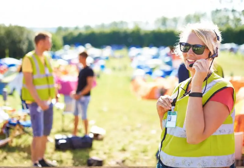 Medarbejdere fra Trafik og Event i gule veste ved et udendørs arrangement